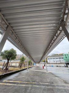 工場敷地内に設置した従業員駐車場用カーポート