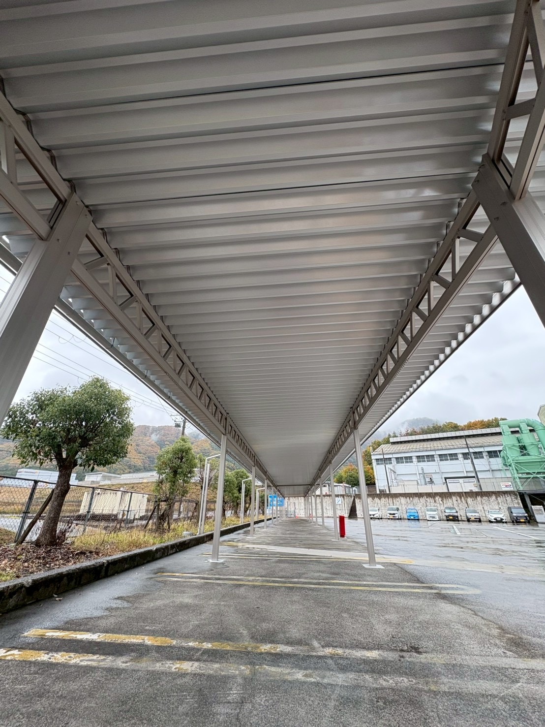 工場敷地内に設置した従業員駐車場用カーポート