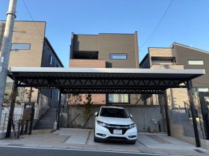 高低差のある土地でも実現｜駐車場＋アプローチを一体で覆う中間柱なし3台用オーダーカーポート【東海市】