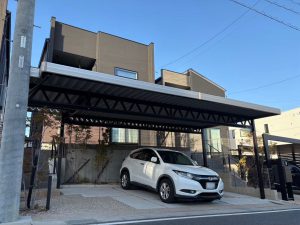 高低差のある土地でも実現｜駐車場＋アプローチを一体で覆う中間柱なし3台用オーダーカーポート【東海市】