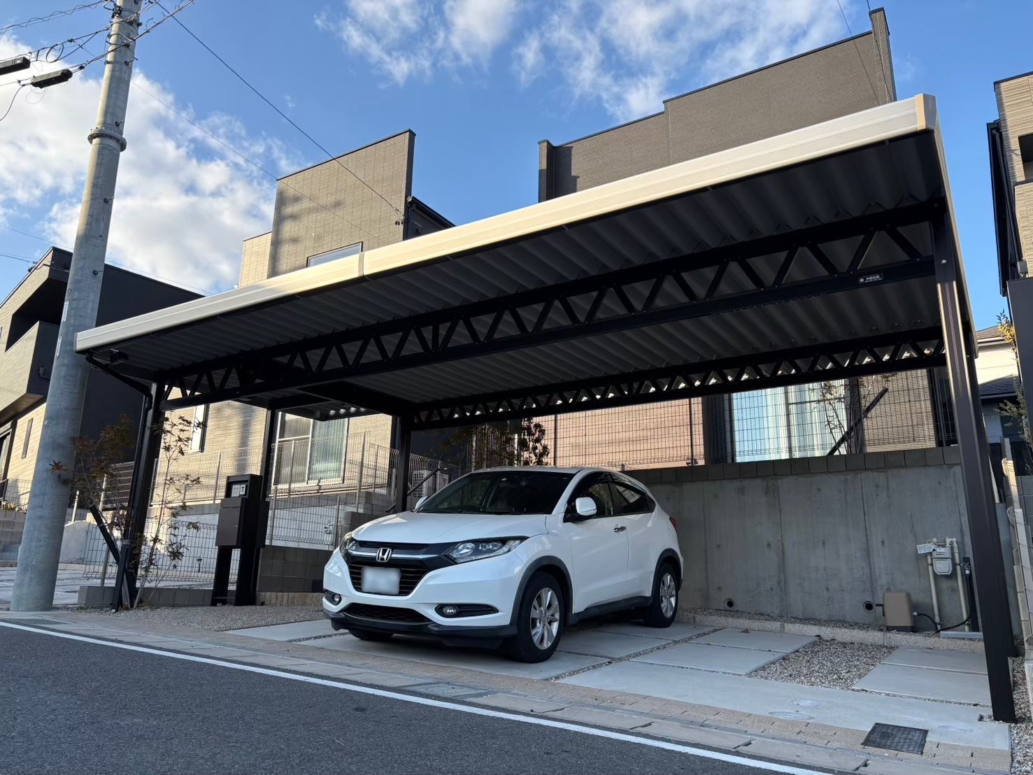 高低差のある土地でも実現｜駐車場＋アプローチを一体で覆う中間柱なし3台用オーダーカーポート【東海市】