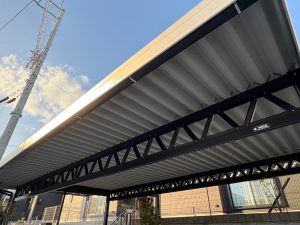 高低差のある土地でも実現｜駐車場＋アプローチを一体で覆う中間柱なし3台用オーダーカーポート【東海市】