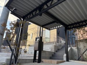高低差のある土地でも実現｜駐車場＋アプローチを一体で覆う中間柱なし3台用オーダーカーポート【東海市】