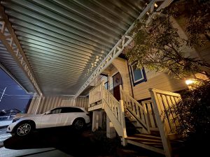 輸入住宅に調和する　４台用カーポート