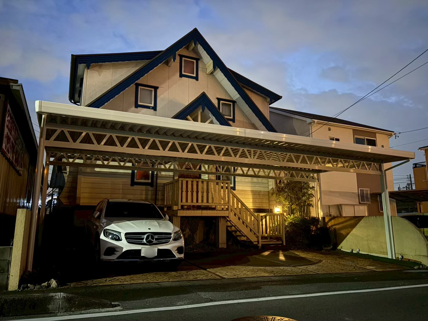 輸入住宅に調和する　４台用カーポート