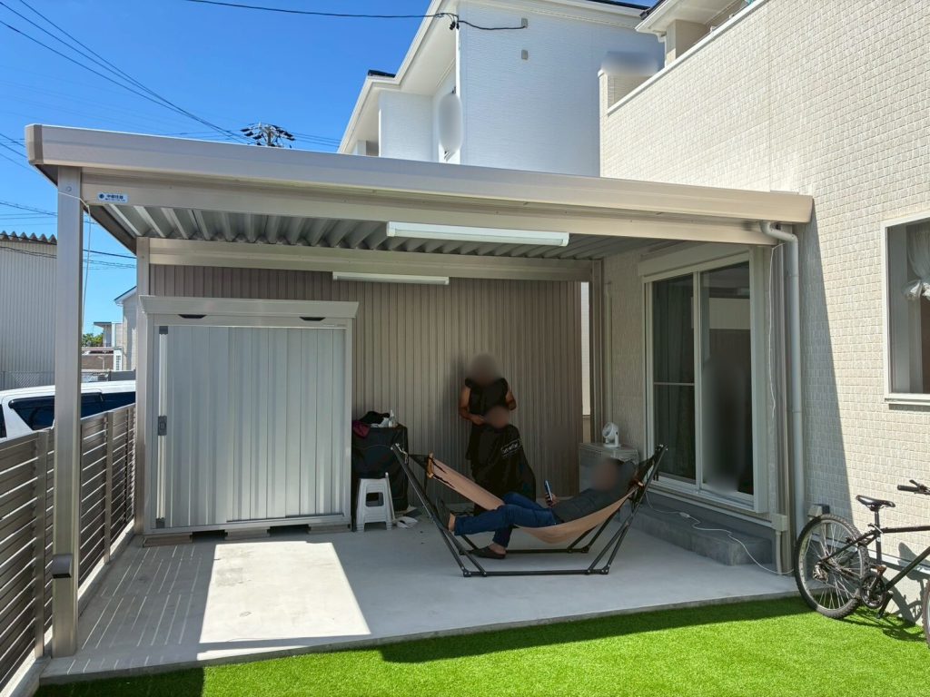 庭にカーポート？！　暮らしを豊かにする庭ガレージ