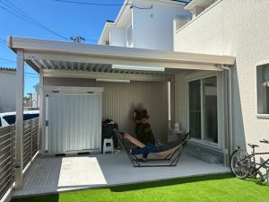 庭にカーポート？！　暮らしを豊かにする庭ガレージ