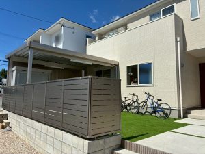 庭にカーポート？！　暮らしを豊かにする庭ガレージ