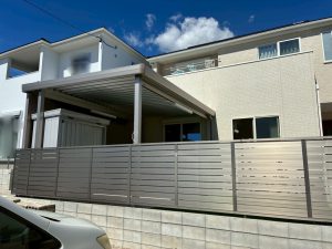 庭にカーポート？！　暮らしを豊かにする庭ガレージ