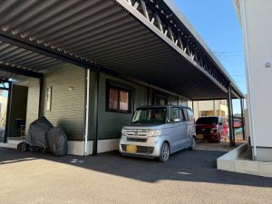 ブラック色が調和する　４台用カーポート