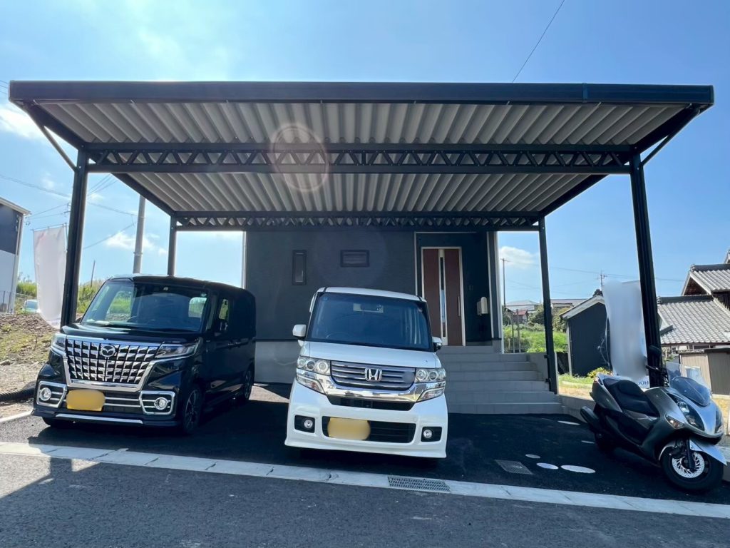 敷地に高低差があっても大丈夫！　ゆとりある駐車場を実現した３台用オーダーカーポート