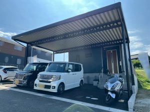 敷地に高低差があっても大丈夫！　ゆとりある駐車場を実現した３台用オーダーカーポート