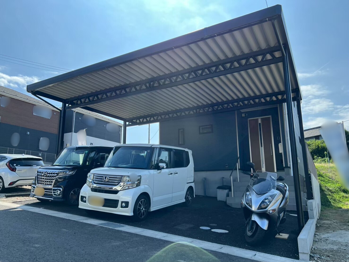 敷地に高低差があっても大丈夫！　ゆとりある駐車場を実現した３台用オーダーカーポート