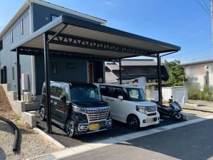敷地に高低差があっても大丈夫！　ゆとりある駐車場を実現した３台用オーダーカーポート