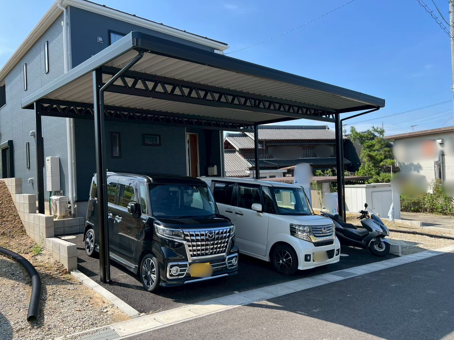 敷地に高低差があっても大丈夫！　ゆとりある駐車場を実現した３台用オーダーカーポート
