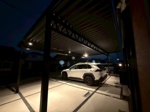 夜にこそ漆黒が映える。ブラックエディション３台用カーポート
