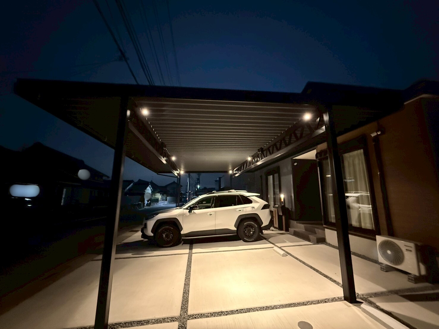 夜にこそ漆黒が映える。ブラックエディション３台用カーポート