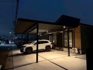夜にこそ漆黒が映える。ブラックエディション３台用カーポート