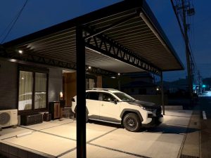 夜にこそ漆黒が映える。ブラックエディション３台用カーポート