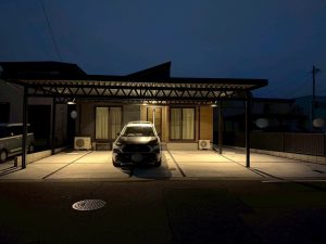 夜にこそ漆黒が映える。ブラックエディション３台用カーポート