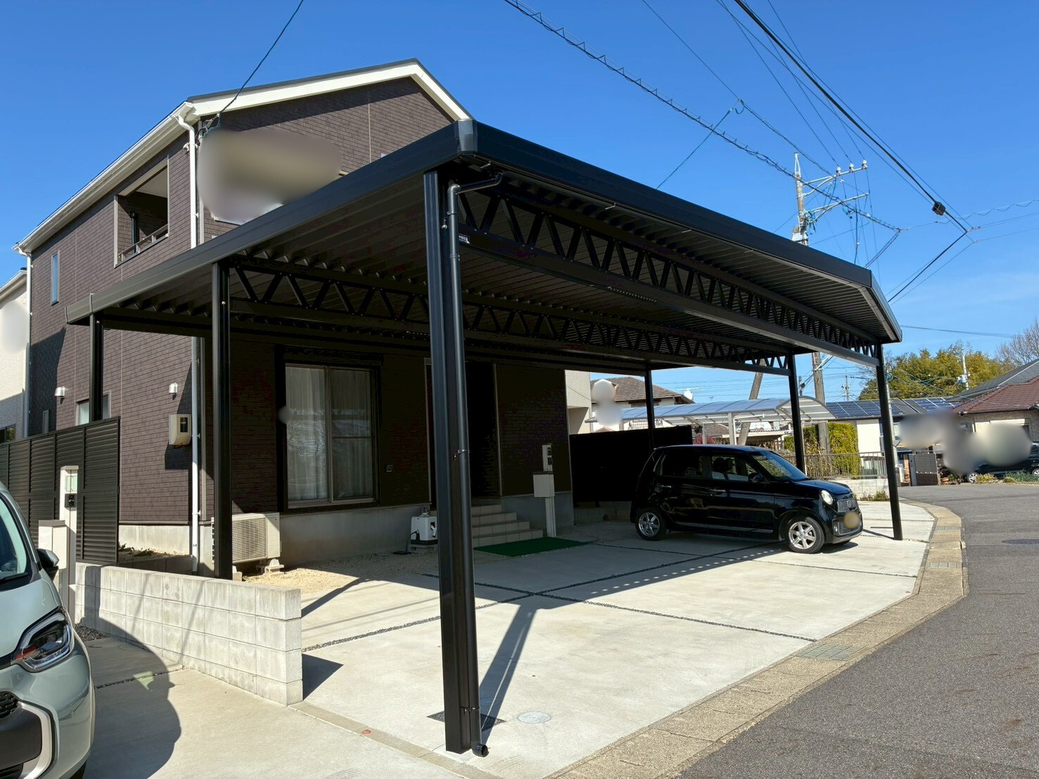 道路形状にあわせた4台用カーポート