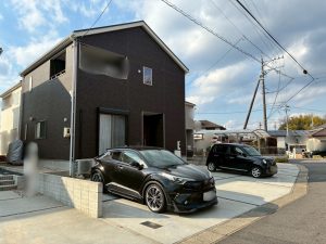 道路形状にあわせた4台用カーポート
