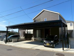 道路形状にあわせた4台用カーポート
