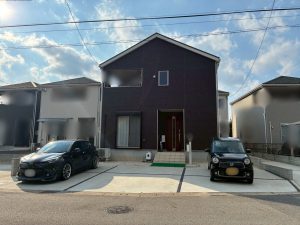 道路形状にあわせた4台用カーポート