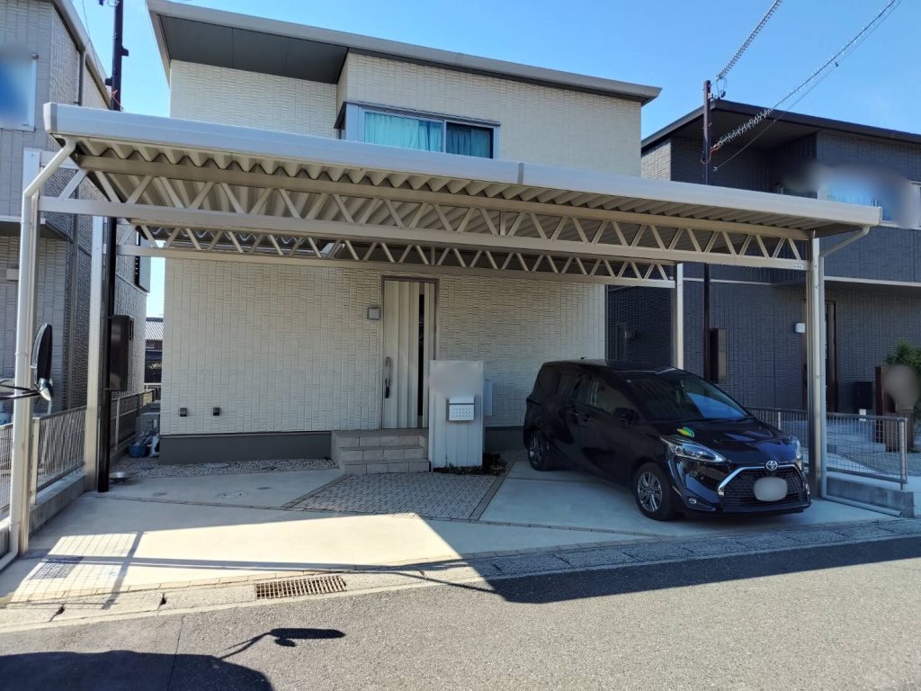 モダンな住宅に調和する３台用カーポート