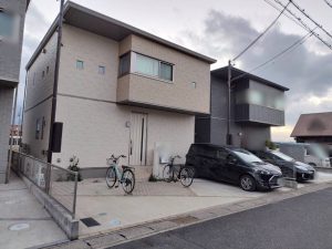 モダンな住宅に調和する３台用カーポート