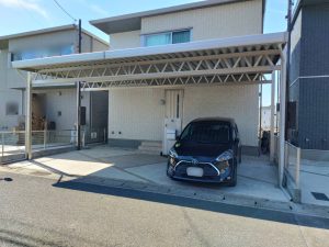 モダンな住宅に調和する３台用カーポート