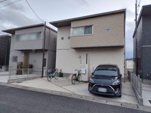 モダンな住宅に調和する３台用カーポート