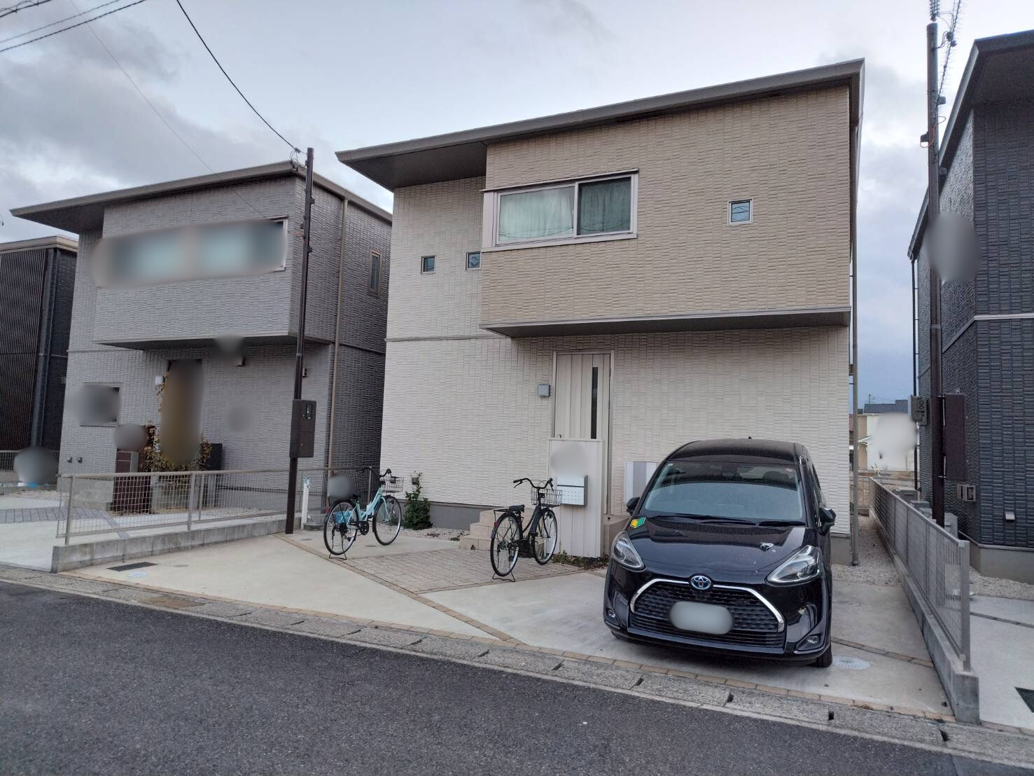 モダンな住宅に調和する３台用カーポート