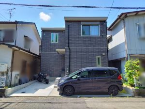 L字型の駐車場にも対応した２台用カーポート