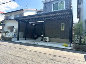 L字型の駐車場にも対応した２台用カーポート
