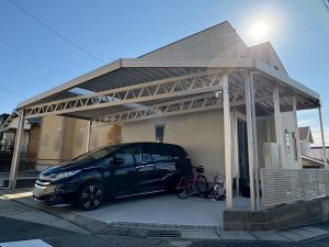 玄関が横向きでも美しく収まります！　３台用カーポート