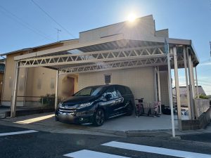 玄関が横向きでも美しく収まります！　３台用カーポート