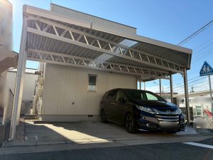 玄関が横向きでも美しく収まります！　３台用カーポート