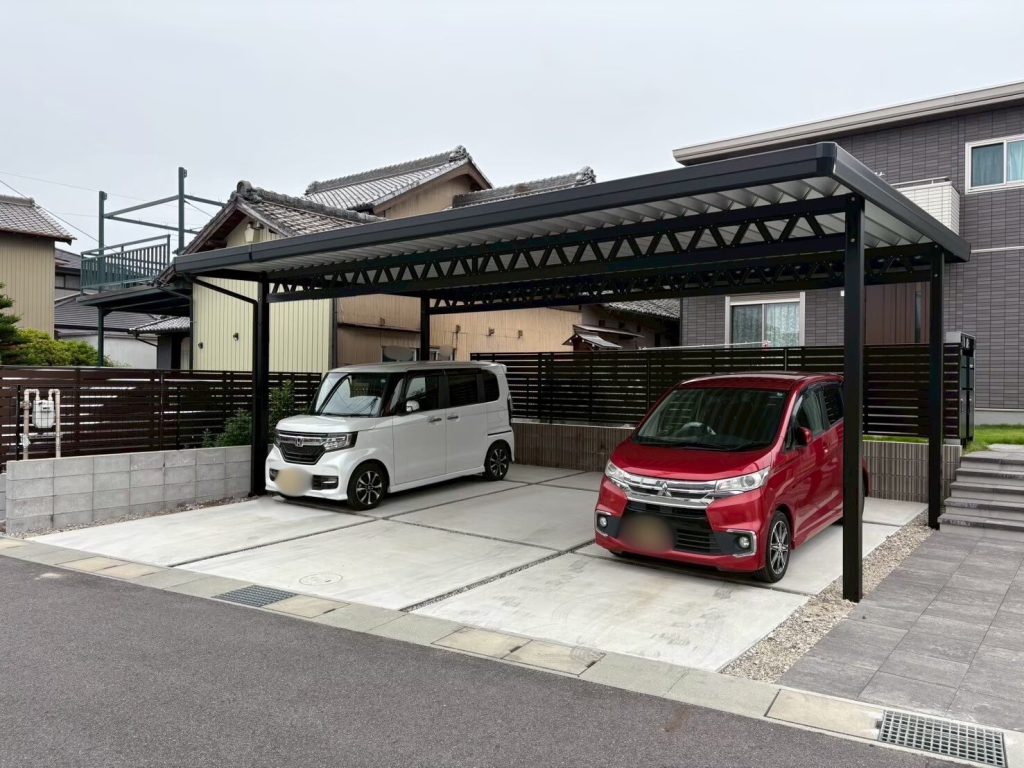 既存のアプローチをそのまま活かす！　３台用カーポート