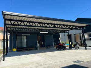 住宅と美しく調和する３台用カーポート