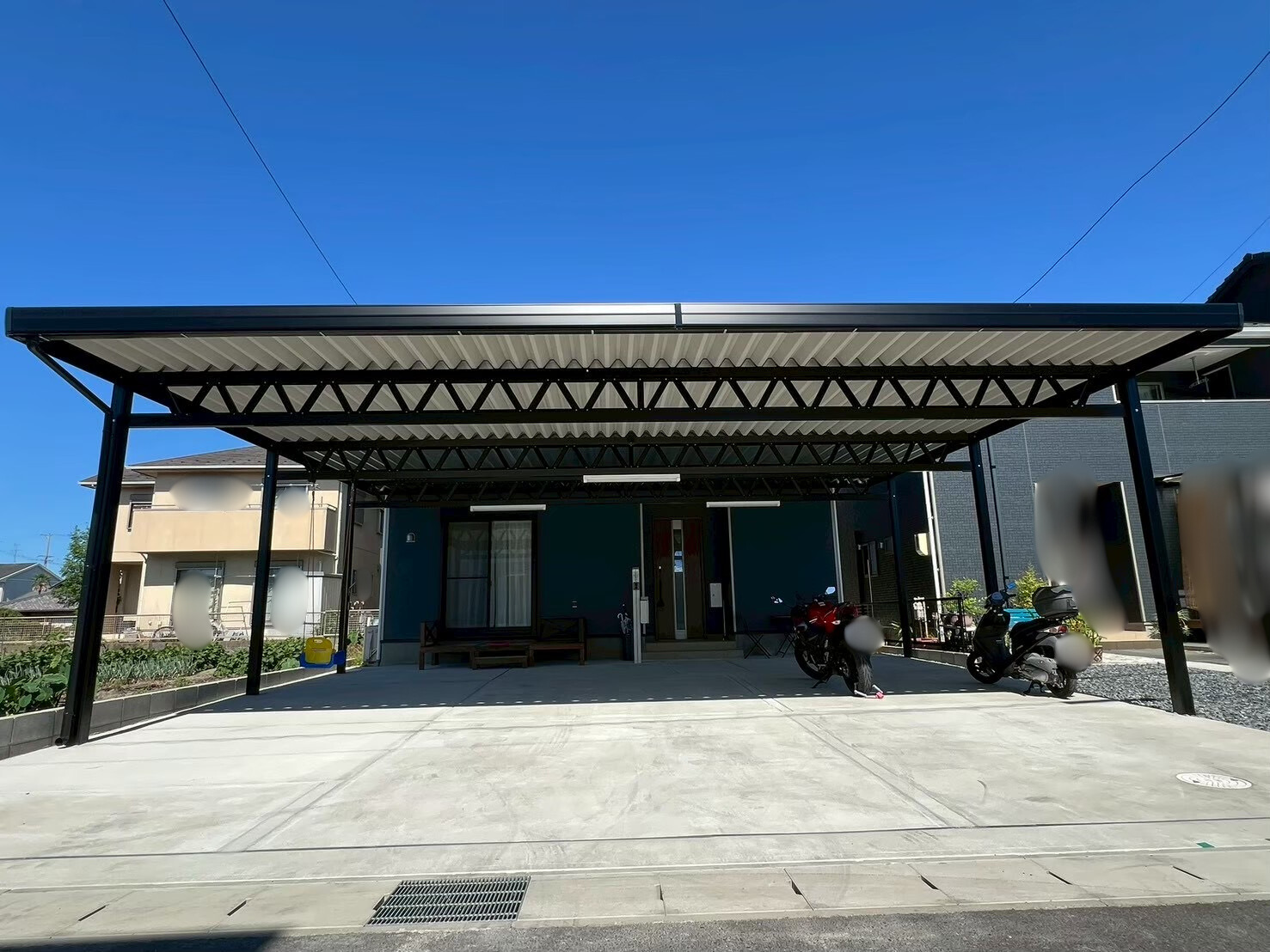住宅と美しく調和する３台用カーポート