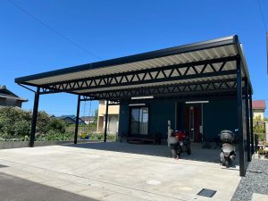 住宅と美しく調和する３台用カーポート