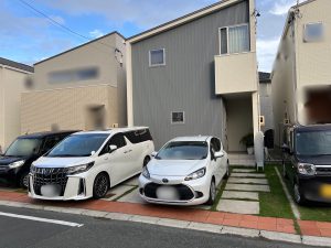 モダン住宅に映える！開放感溢れる２台用カーポート