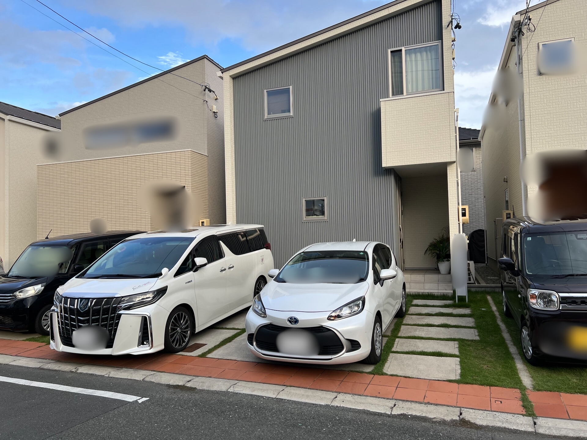 モダン住宅に映える！開放感溢れる２台用カーポート