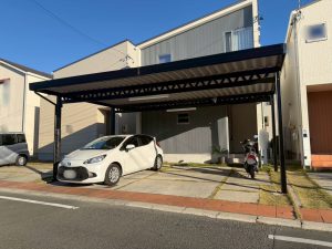 モダン住宅に映える！開放感溢れる２台用カーポート