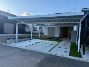 奥行きでここまで変わる！開放感あふれる２台用カーポート