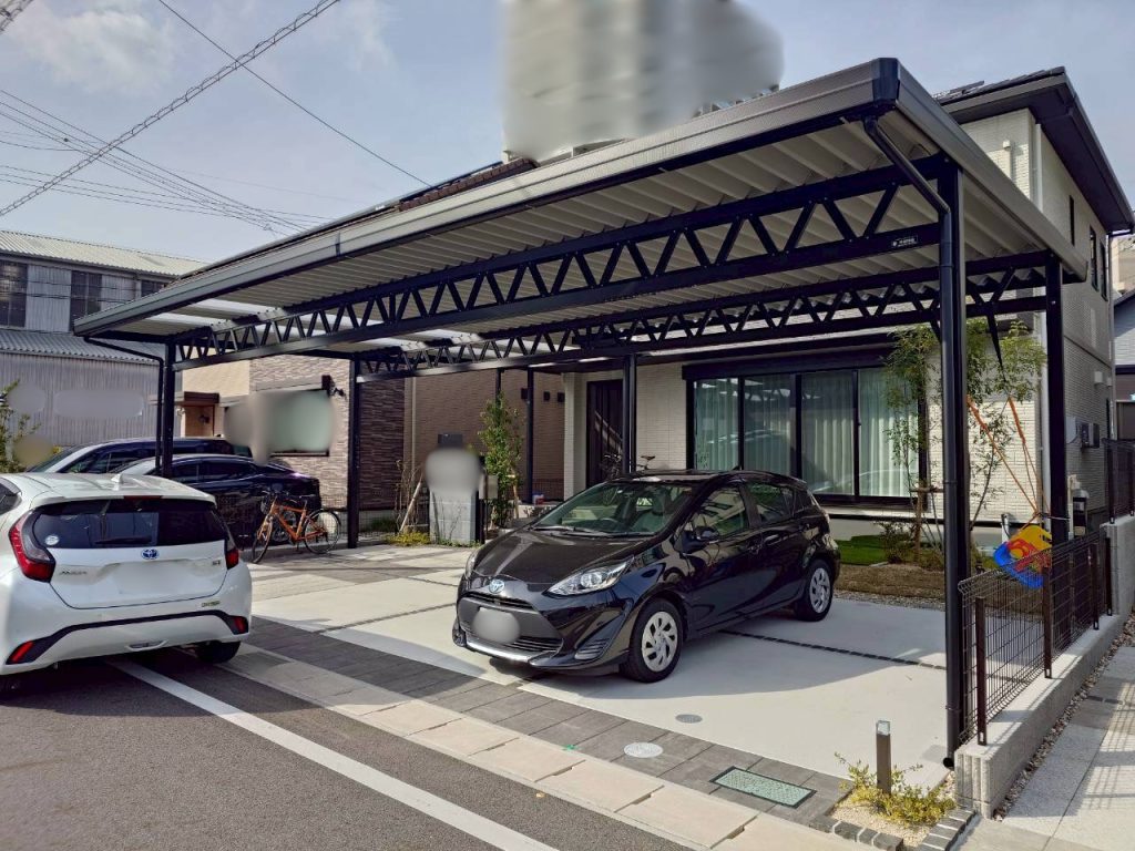 昼は開放感、夜は上質な光。表情が変わる３台用カーポート