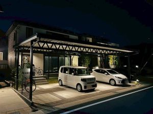 昼は開放感、夜は上質な光。表情が変わる３台用カーポート