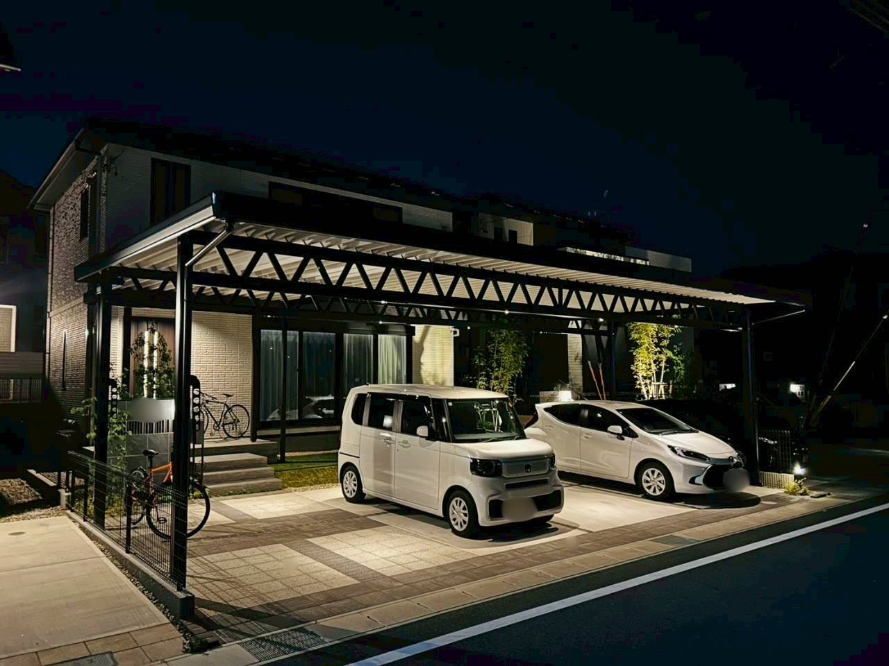 昼は開放感、夜は上質な光。表情が変わる３台用カーポート