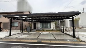 昼は開放感、夜は上質な光。表情が変わる３台用カーポート